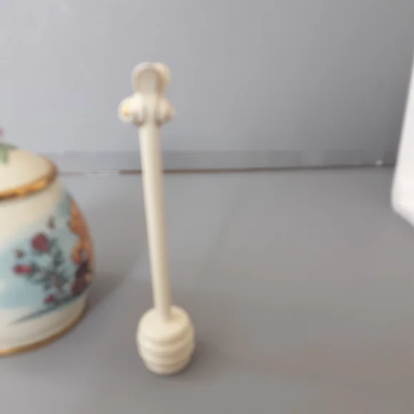 This Lenox Disney Classic Winnie the Pooh Honey Pot - Picture 13 of 16